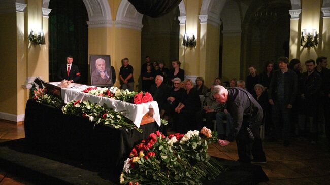 Церемония прощания с народным артистом РФ Владимиром Сафроновым в Малом театре в Москве