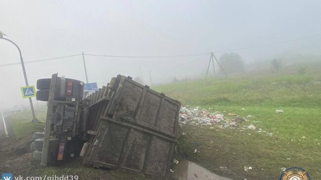 На месте ДТП с участием грузового автомобиля и автобуса в Калининградской области