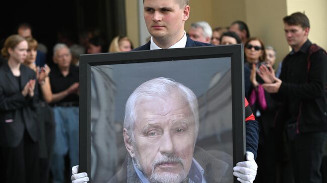 Церемония прощания с народным артистом РФ Владимиром Сафроновым