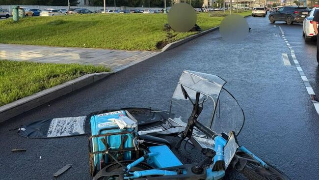 На месте ДТП с участием электровелосипеда и мотоцикла на Ходынском бульваре в Москве