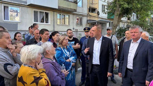 Губернатор Саратовской области Роман Бусаргин и местные жители во дворе дома, где упал БПЛА