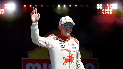 Американский автогонщик Коннор Зилич перед началом гонки серии NASCAR Xfinity Series. 9 августа 2025