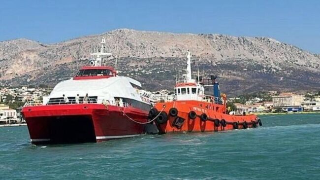 
На месте столкновения парома с пассажирами с несколькими судами в порту турецкого Чешме