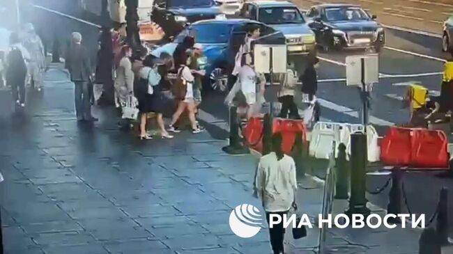 Движение туристки из Московской области по тротуару Невского проспекта в Петербурге