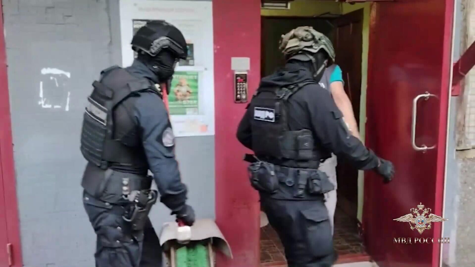 Задержание жителей Петербурга по подозрению в незаконной легализации 5 тысяч мигрантов - РИА Новости, 1920, 11.08.2025