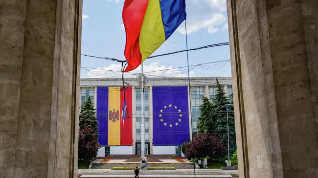 Флаги Молдовы и Европейского союза на здании Дома правительства Молдовы