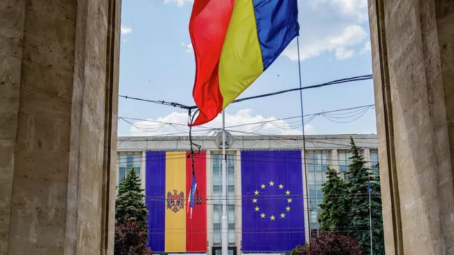 Флаги Молдовы и Европейского союза на здании Дома правительства Молдовы