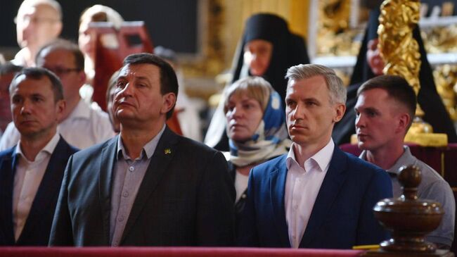 Губернатор Смоленской области Василий Анохин во время Божественной литургии в Свято-Успенском кафедральном соборе в честь праздника Смоленской иконы Божией Матери Одигитрия