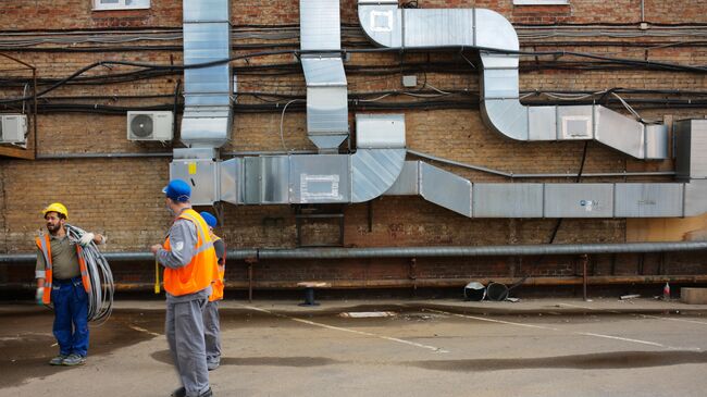 Вытяжная система вентиляции на стене дома в Москве