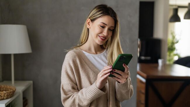 Девушка использует смартфон Девушка использует смартфон