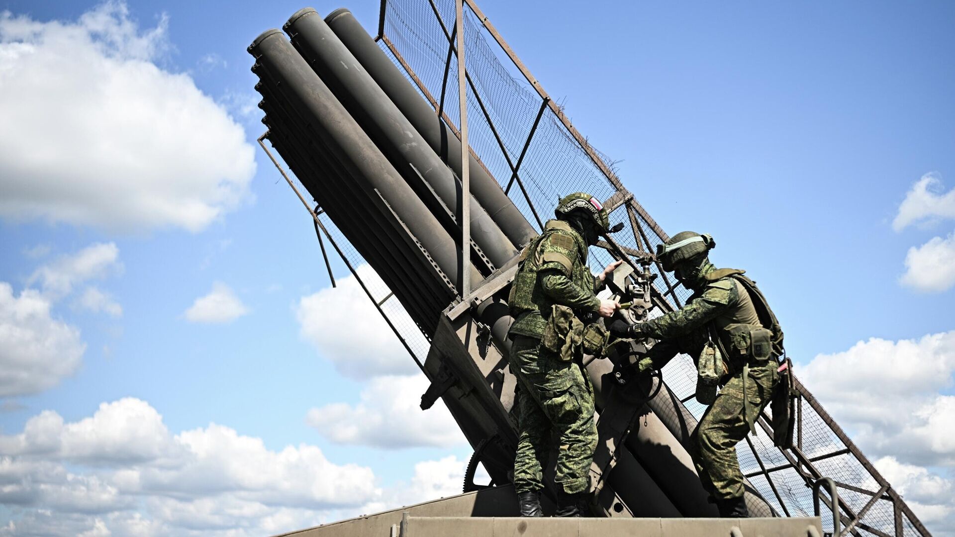 Боевая работа расчета установки РСЗО Ураган - РИА Новости, 1920, 12.11.2025