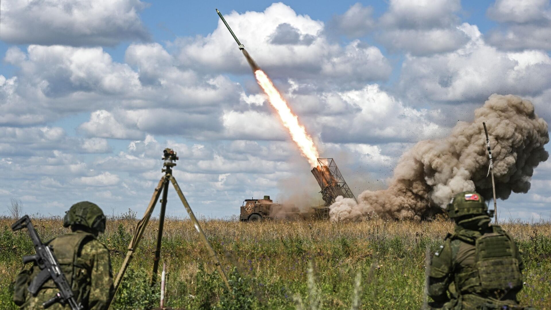 Боевая работа расчета установки РСЗО Ураган Боевая работа расчета установки РСЗО Ураган - РИА Новости, 1920, 03.09.2025