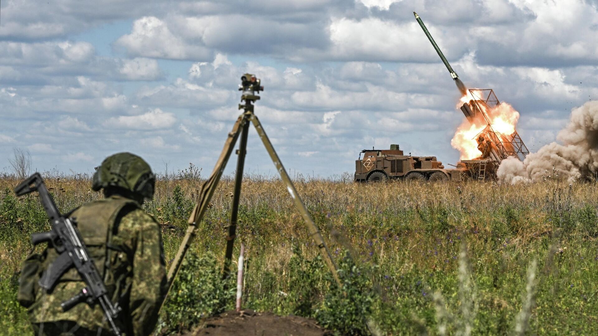 Боевая работа расчета установки РСЗО Ураган - РИА Новости, 1920, 26.10.2025