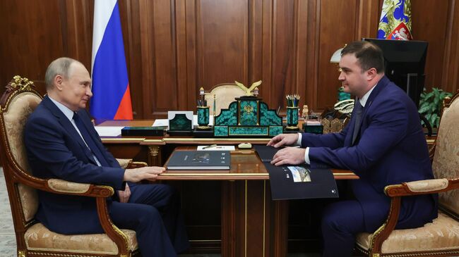 Президент РФ Владимир Путин и губернатор Омской области Виталий Хоценко во время встречи