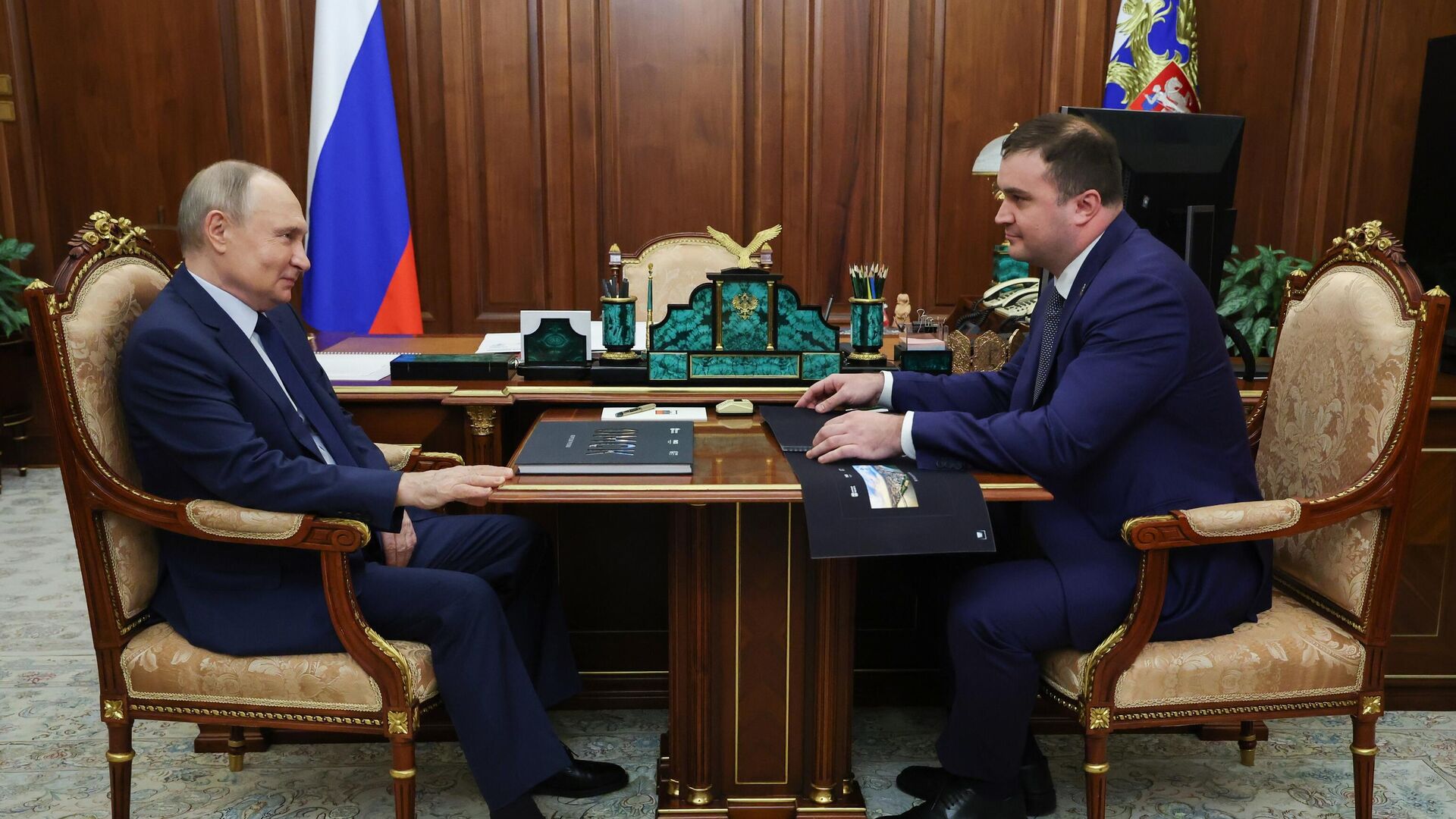 Президент Владимир Путин встретился с губернатором Омской области Виталием Хоценко Президент Владимир Путин встретился с губернатором Омской области Виталием Хоценко - РИА Новости, 1920, 11.08.2025