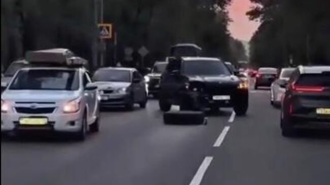Место происшествия, где водитель BMW подставил свою машину под удар, чтобы спасти пешеходов во время ДТП в Алма-Ате