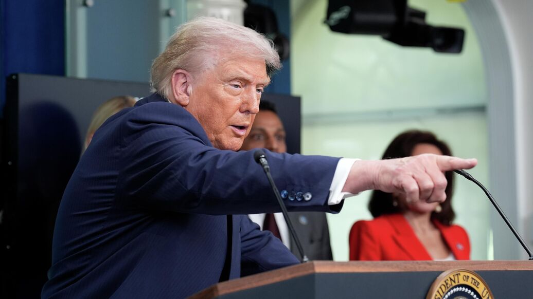 Трамп опубликовал в своей социальной сети две неожиданные фотографии