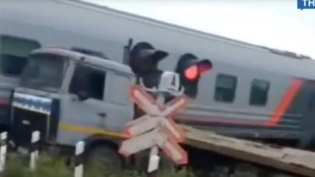 Грузовик и поезд столкнулись на железнодорожном переезде в Тульской области