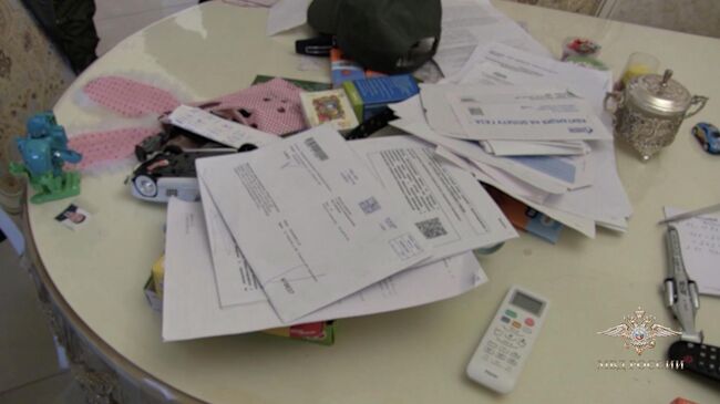 На месте задержания члена преступной группировки, подделывающей заключения о производственном браке новых автомобилей в Саратовской области 