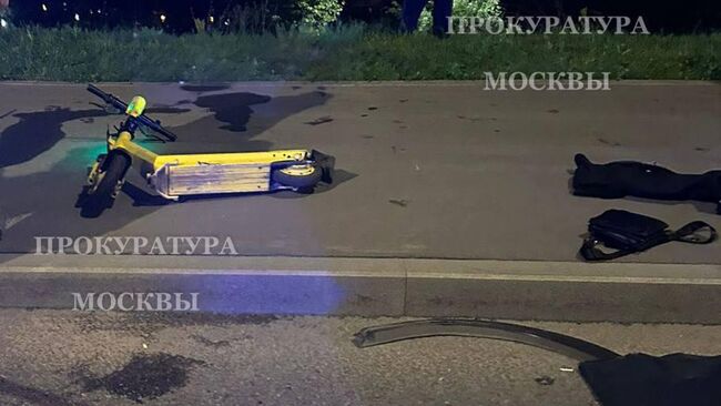 На месте происшествия, где ребенок на электросамокате въехал в мачту освещения в Москве. 12 августа 2025