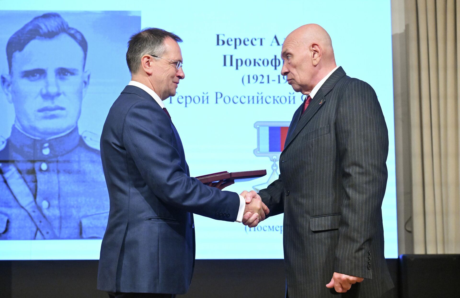 Помощник президента России Владимир Мединский и внук Героя России Алексей Берест на церемонии передачи Золотой звезды Героя России потомкам участника Великой Отечественной войны Алексея Прокофьевича Береста Помощник президента России Владимир Мединский и внук Героя России Алексей Берест на церемонии передачи Золотой звезды Героя России потомкам участника Великой Отечественной войны Алексея Прокофьевича Береста - РИА Новости, 1920, 12.08.2025