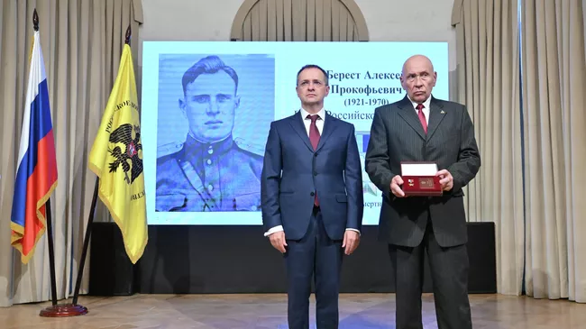 Помощник президента России Владимир Мединский и внук Героя России Алексей Берест на церемонии передачи Золотой звезды Героя России потомкам участника Великой Отечественной войны Алексея Прокофьевича Береста