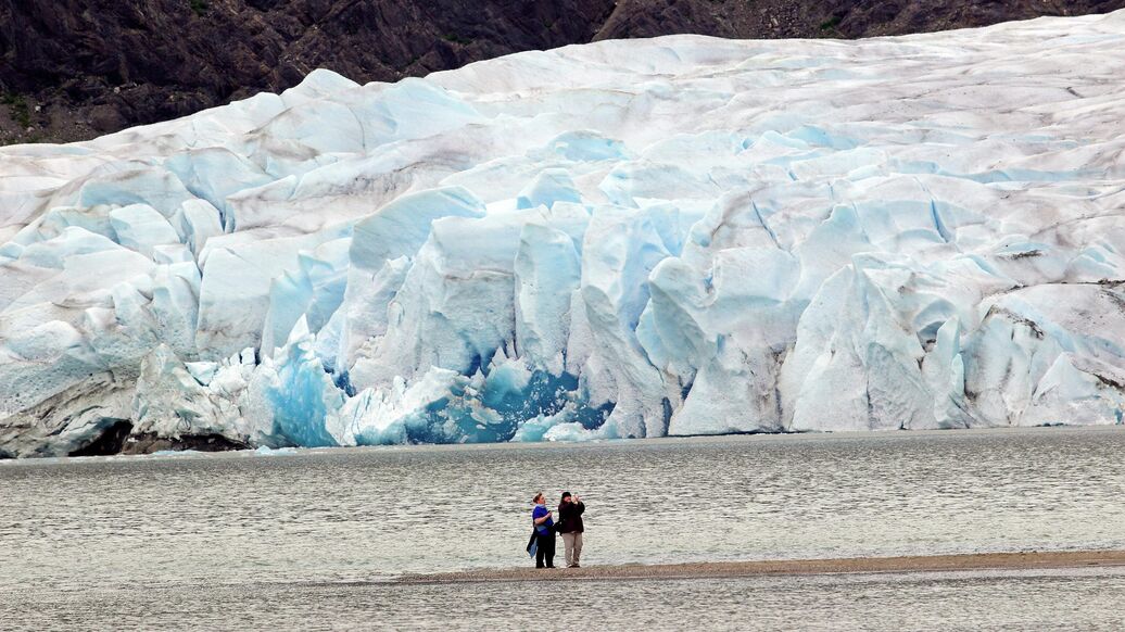 Жителей Аляски призвали покинуть районы вблизи ледника Менденхолл