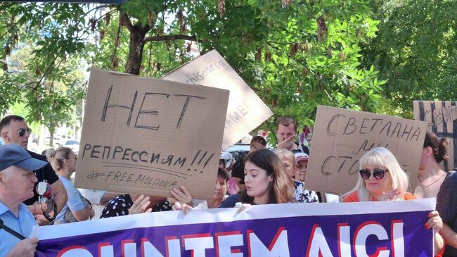 Сторонники главы Гагаузской автономии в составе Молдавии Евгении Гуцул и активистки блока Победа Светланы Попан во время митинга у СИЗО №13 в Кишиневе. 12 августа 2025