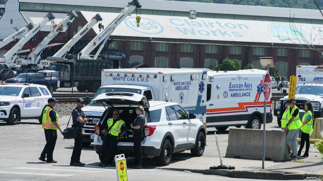 Экстренные службы недалеко от завода сталелитейной компании US Steel в американском штате Пенсильвания, где произошел взрыв