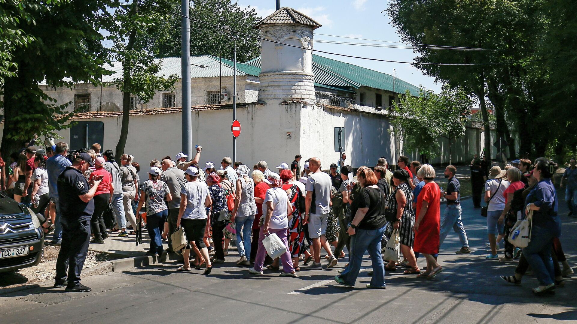 Сторонники главы Гагаузской автономии в составе Молдавии Евгении Гуцул во время митинга у СИЗО № 13 в Кишиневе Сторонники главы Гагаузской автономии в составе Молдавии Евгении Гуцул во время митинга у СИЗО № 13 в Кишиневе - РИА Новости, 1920, 12.08.2025