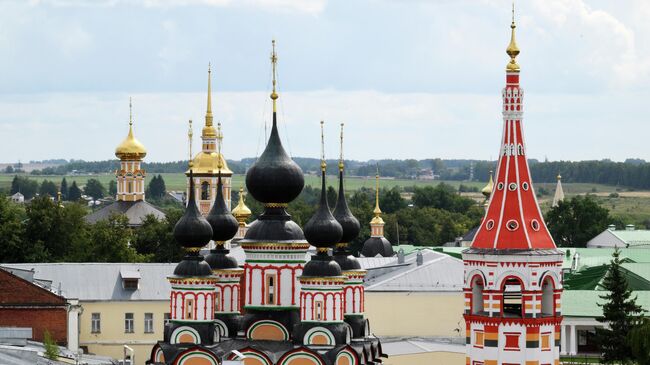 Вид на город с Преподобенской колокольни в Суздале