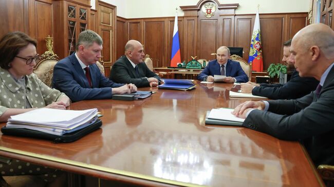 Президент РФ Владимир Путин проводит совещание по экономическим вопросам в Москве