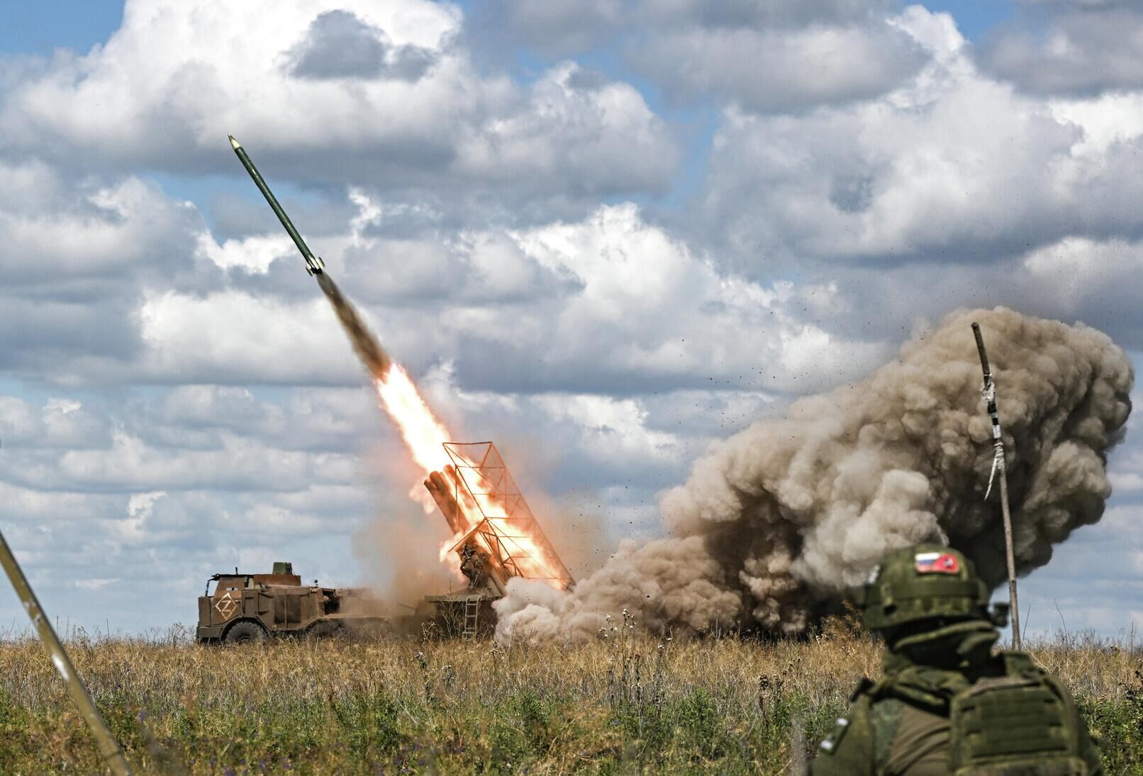 Боевая работа расчета установки РСЗО Ураган Боевая работа расчета установки РСЗО Ураган - РИА Новости, 1920, 15.08.2025