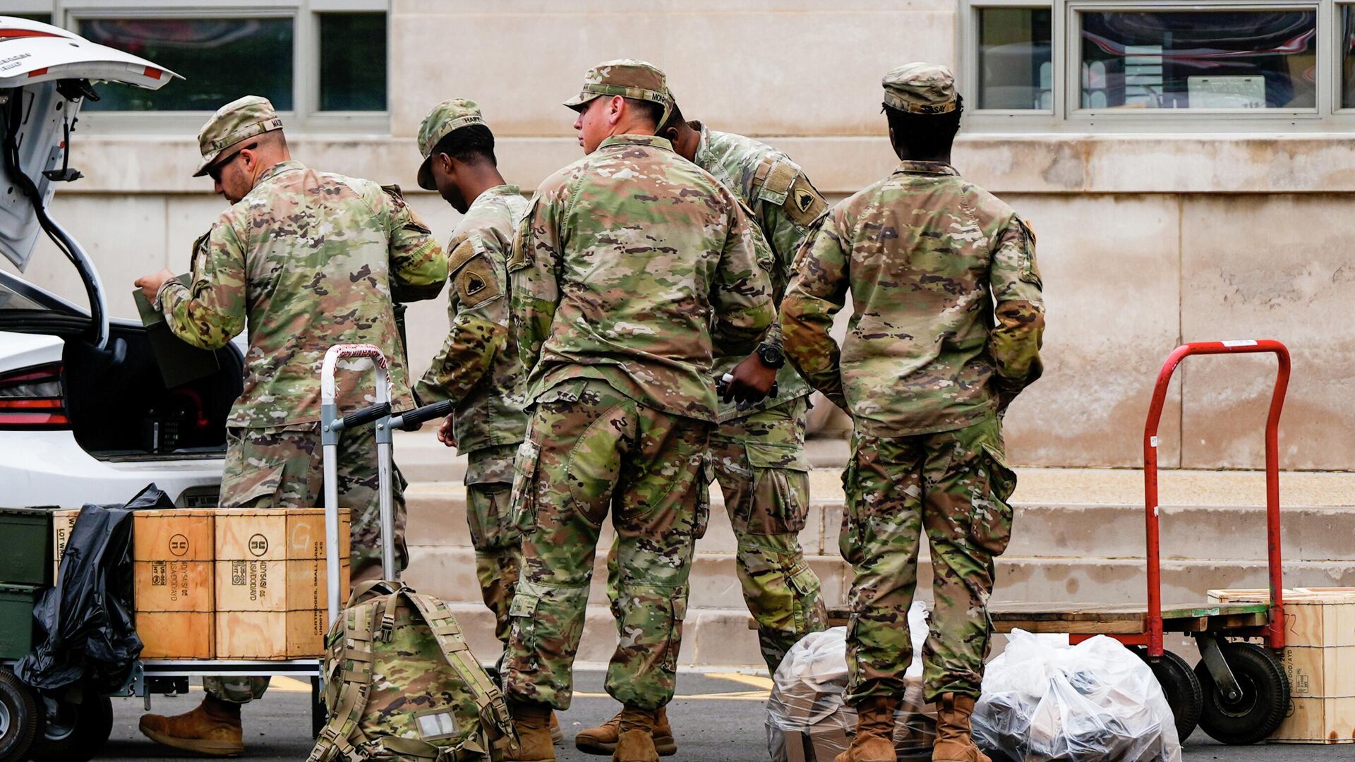 Военнослужащие возле штаб-квартиры Национальной гвардии в Вашингтоне - РИА Новости, 1920, 09.12.2025