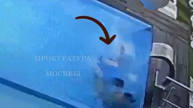 12-летняя девочка едва не утонула в бассейне развлекательного комплекса на улице Генерала Тюленева в Москве