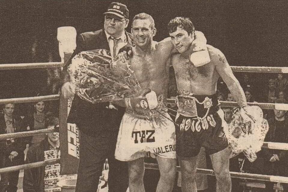 Дмитрий Лиходумов (справа) после победы над Юджином Валерио (посередине) в бою за звание чемпиона мира по кикбоксингу среди профессионалов в 2002 году - РИА Новости, 1920, 13.08.2025