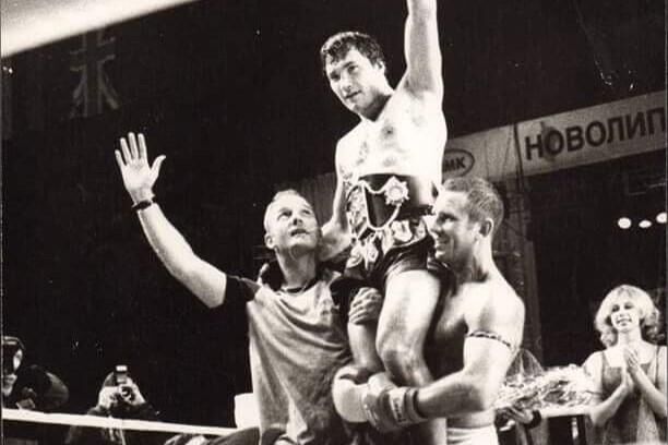 Дмитрий Лиходумов (в центре) после победы над Юджином Валерио (справа) в бою за звание чемпиона мира по кикбоксингу среди профессионалов в 2002 году - РИА Новости, 1920, 13.08.2025