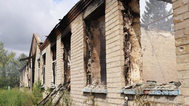 Последствия обстрела со стороны ВСУ здания школы в харьковском селе Николаевка