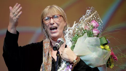 Актриса Екатерина Васильева выступает на церемонии открытия V Международного кинофестиваля В кругу семьи, которое состоялось киноконцертном театре Космос в Екатеринбурге