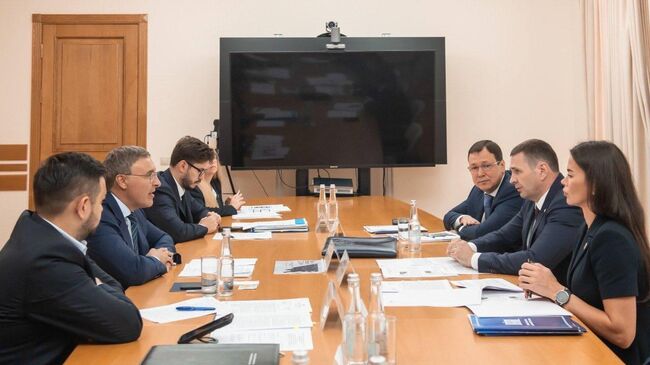 Губернатор Хабаровского края Дмитрий Демешин и министр науки и высшего образования РФ Валерий Фальков во время встречи