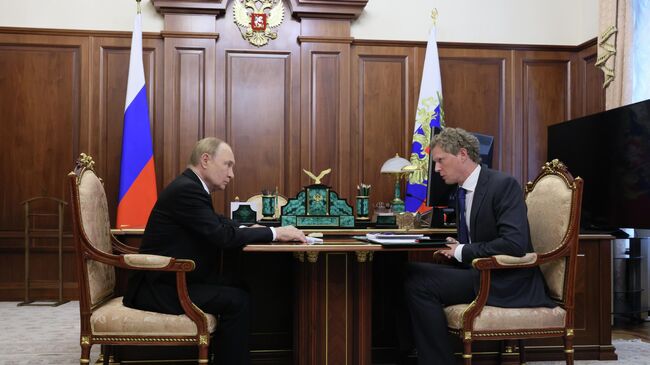 Владимир Путин и Даниил Егоров во время встречи Владимир Путин и Даниил Егоров во время встречи