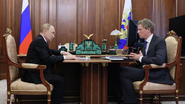 Президент России Владимир Путин и руководитель Федеральной налоговой службы Даниил Егоров во время встречи Президент России Владимир Путин и руководитель Федеральной налоговой службы Даниил Егоров во время встречи