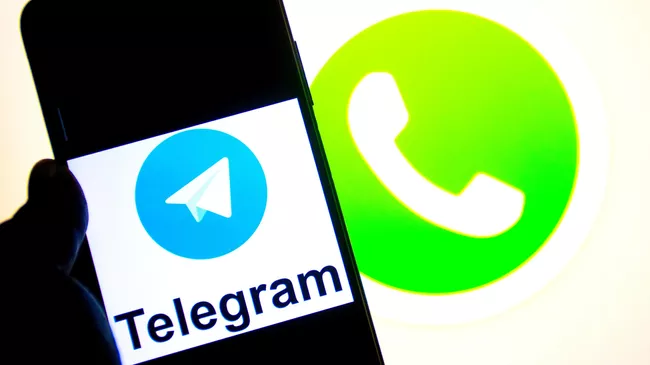 Логотипы мессенджеров Telegram и WhatsApp