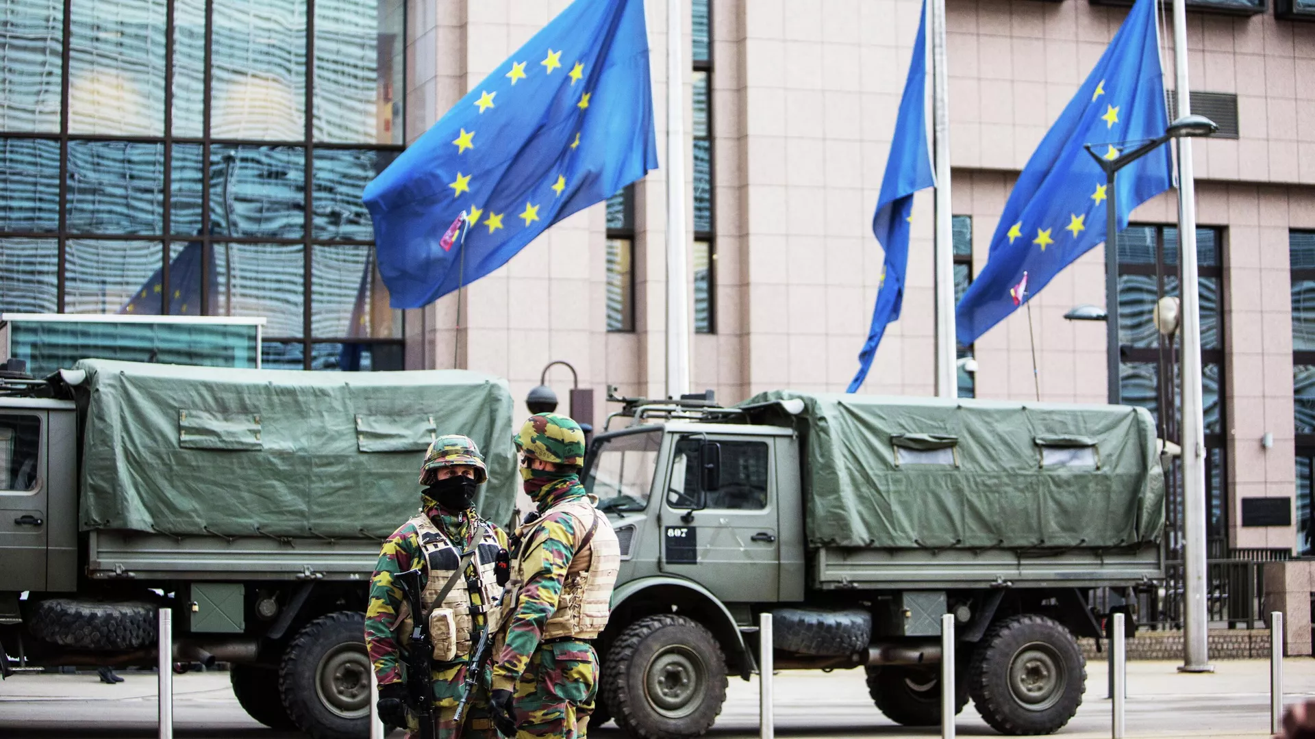 Personal militar garantiza la seguridad en la sede de la Comisión Europea en Bruselas - RIA Novosti, 1920, 23/08/2025