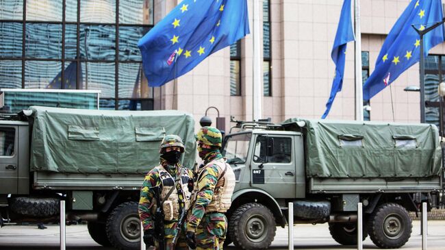 Военнослужащие обеспечивают безопасность штаб-квартиры Европейской комиссии в Брюсселе