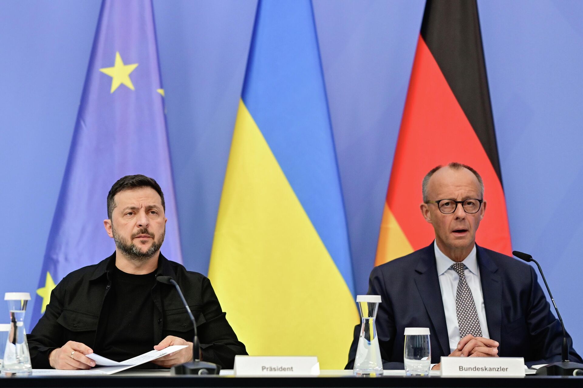 Владимир Зеленский и канцлер Германии Фридрих Мерц во время видеоконференции с президентом США Дональдом Трампом Владимир Зеленский и канцлер Германии Фридрих Мерц во время видеоконференции с президентом США Дональдом Трампом - РИА Новости, 1920, 14.08.2025