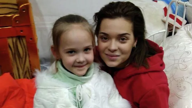 Мария Фефелова с олимпийской чемпионкой 2014 года Аделиной Сотниковой