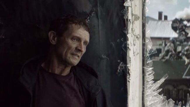 Кадр из ролика RT о многодетном отце Романе Яценко, который спас свою семью из захваченной Суджи