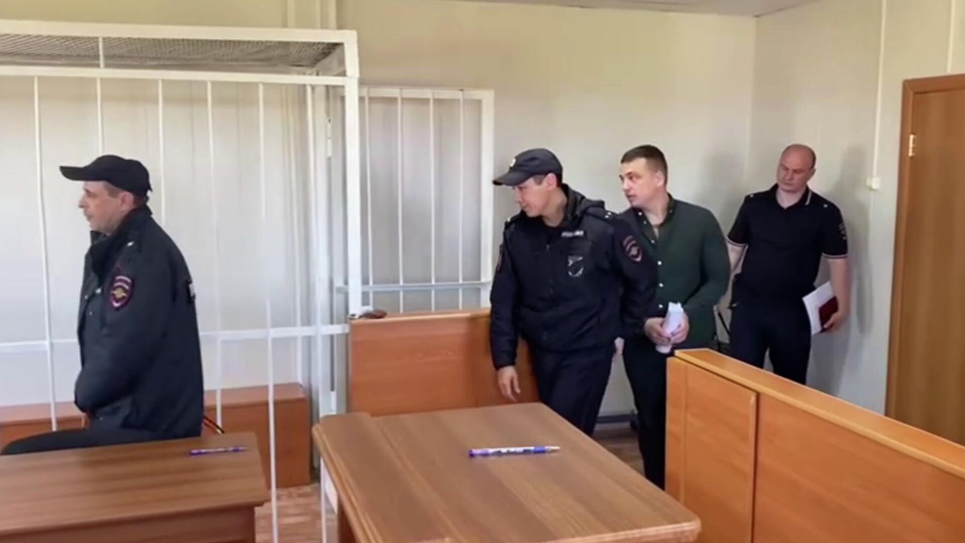 Иван Алабугин, осужденный по уголовному делу о смертельном восхождении на вулкан Ключевская Сопка, в Усть-Камчатском районном суде. Кадр видео - РИА Новости, 1920, 03.12.2025