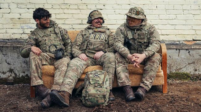 Британские военные отдыхают между учениями в городских условиях